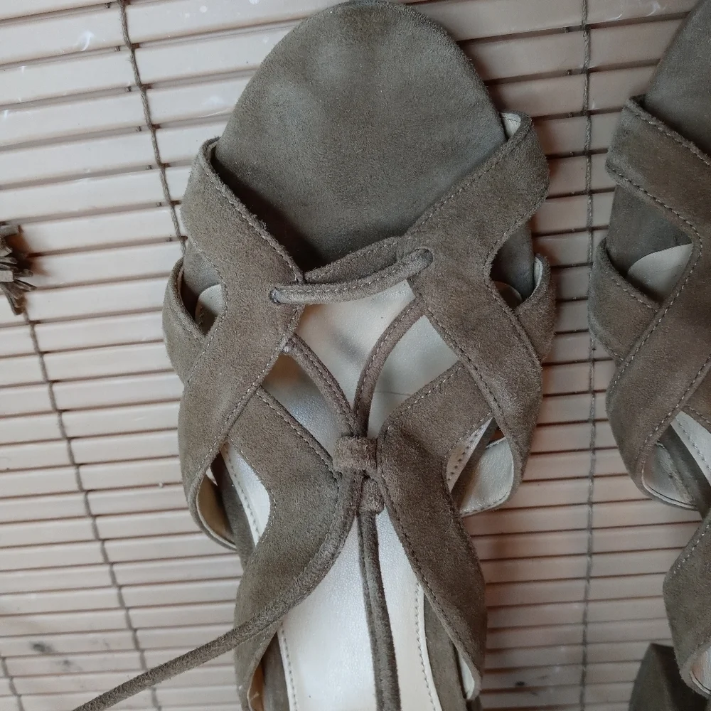 MICHAEL MICHAEL KORS MIRABEL SUEDE STRAPPY SANDALS - SIZE 10M TAN. A1pem